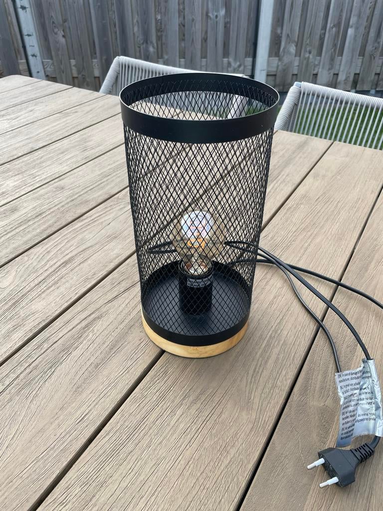 Moderne tafellamp met metalen rooster en houten voet, Ophalen, Zo goed als nieuw, Hout, Minder dan 50 cm