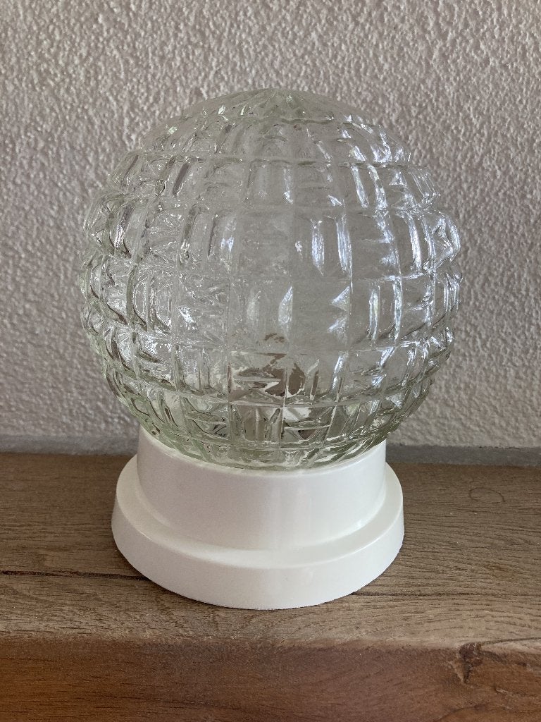 Te koop vintage bolle lamp v helder glas met reliëfpatroon. , Gebruikt, Wit, Plafondlamp, 14 cm