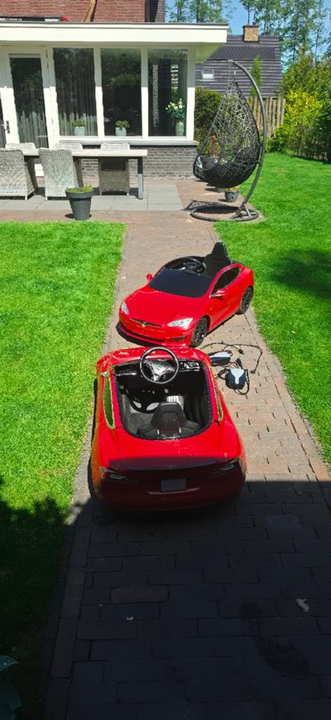 2 Tesla kinderauto's: 1 perfect, 1 met schade (rijdt goed), Ophalen of Verzenden
