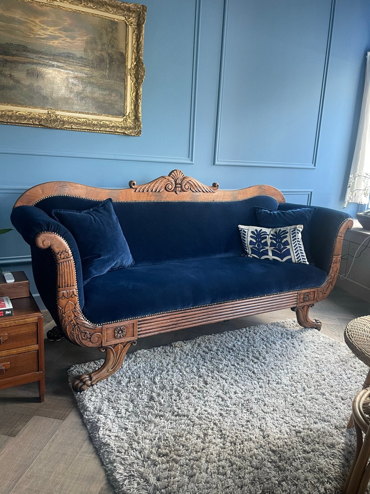 Biedermeier bank met klauwpoten. Blauw fluweel, Ophalen