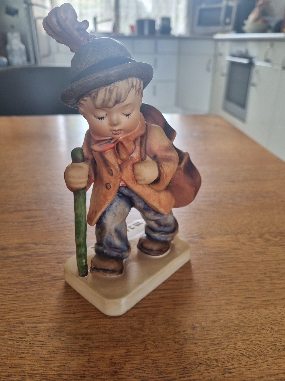 Hummel beeldje: Jongen met cello en wandelstok, Ophalen of Verzenden