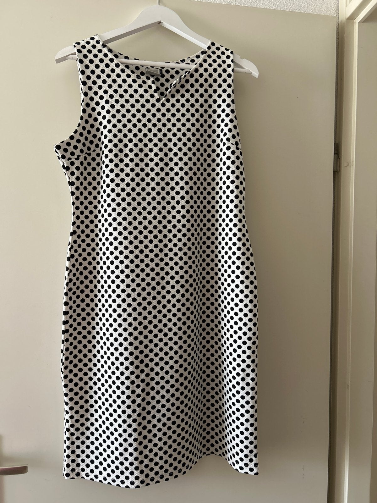 FOS Amsterdam Zwart-wit gestippelde jurk, Kleding | Dames, Jurken, Zo goed als nieuw, Maat 46/48 (XL) of groter, Zwart, Knielengte