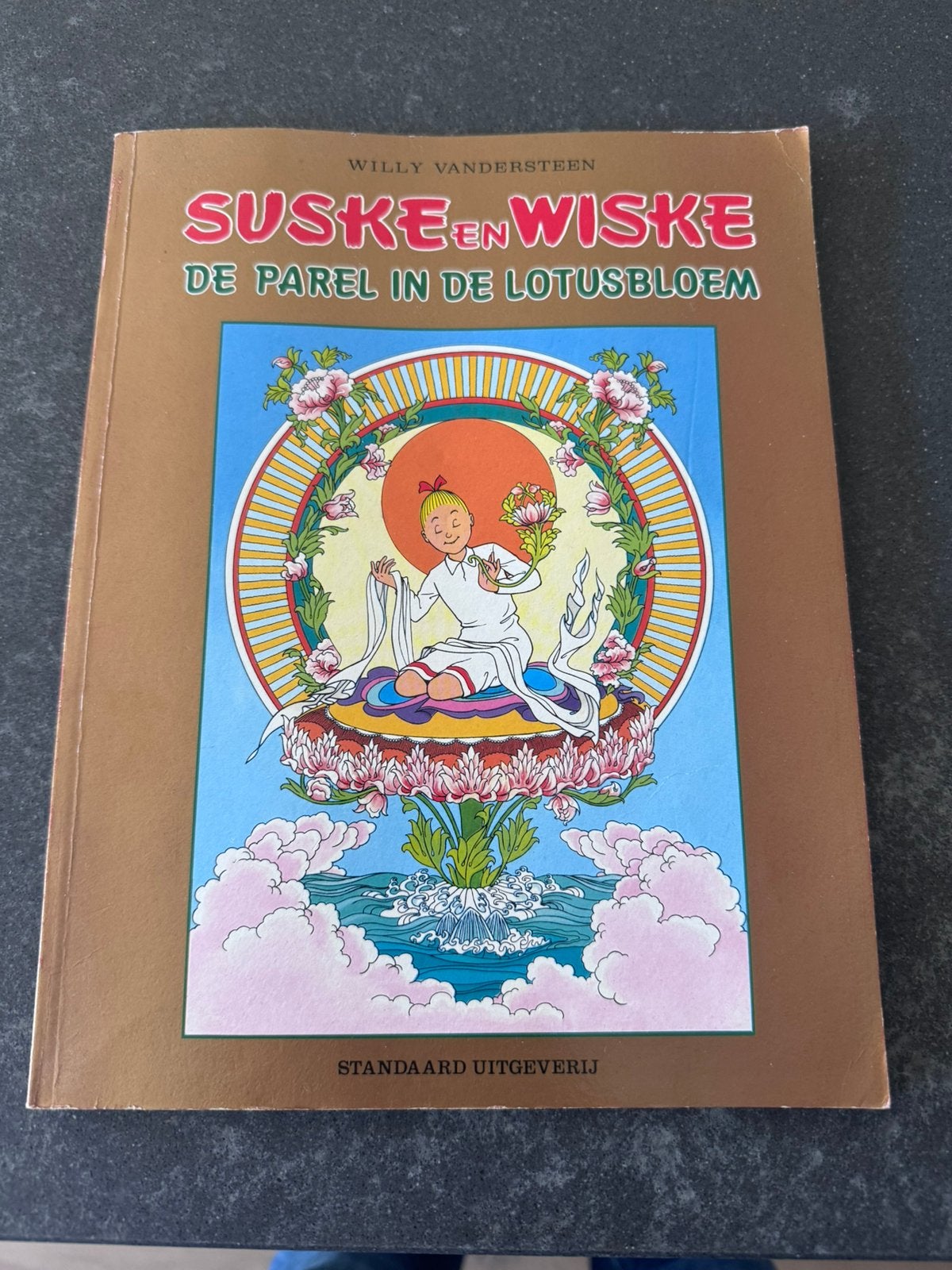 Willy Vandersteen - Parel in de lotusbloem suske en wiske, Boeken, Ophalen, Willy Vandersteen, Eén stripboek, Zo goed als nieuw