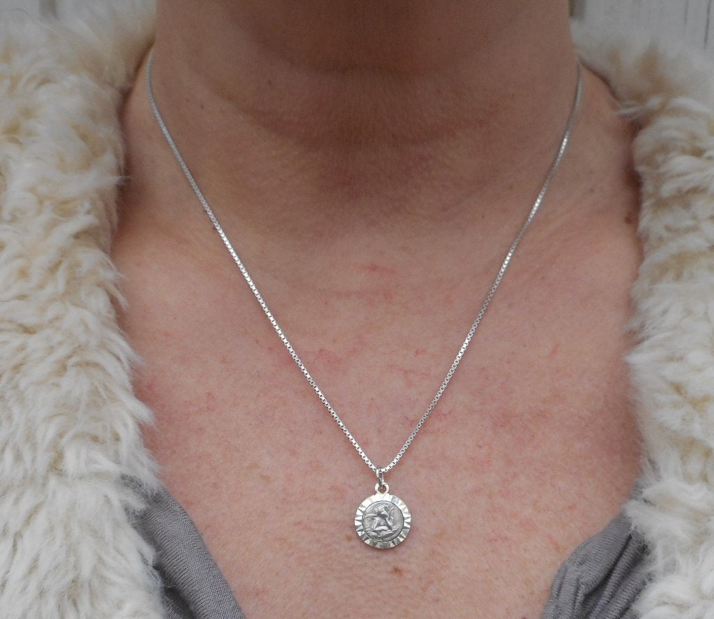 Zilveren ketting met religie hangertje nr.1073