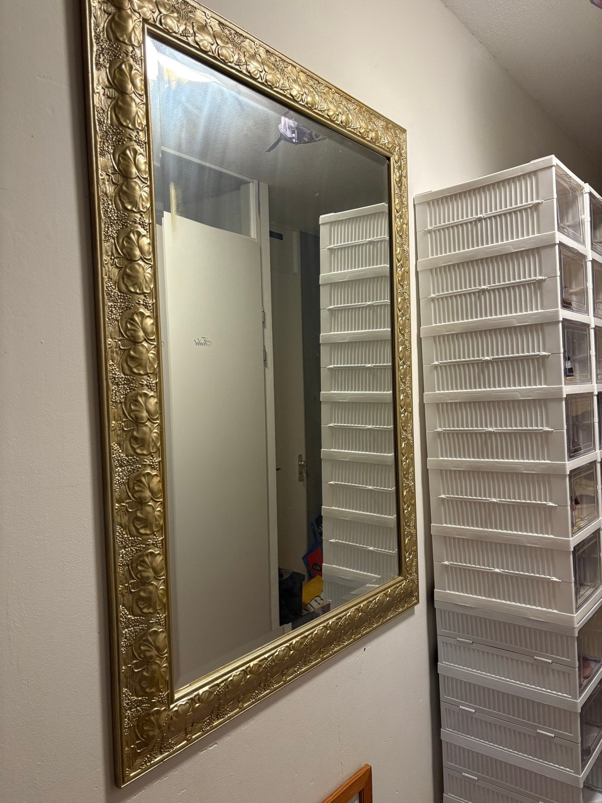 Grote gouden spiegel met sierlijke lijst, Ophalen of Verzenden, Rechthoekig, 50 tot 100 cm, 100 tot 150 cm