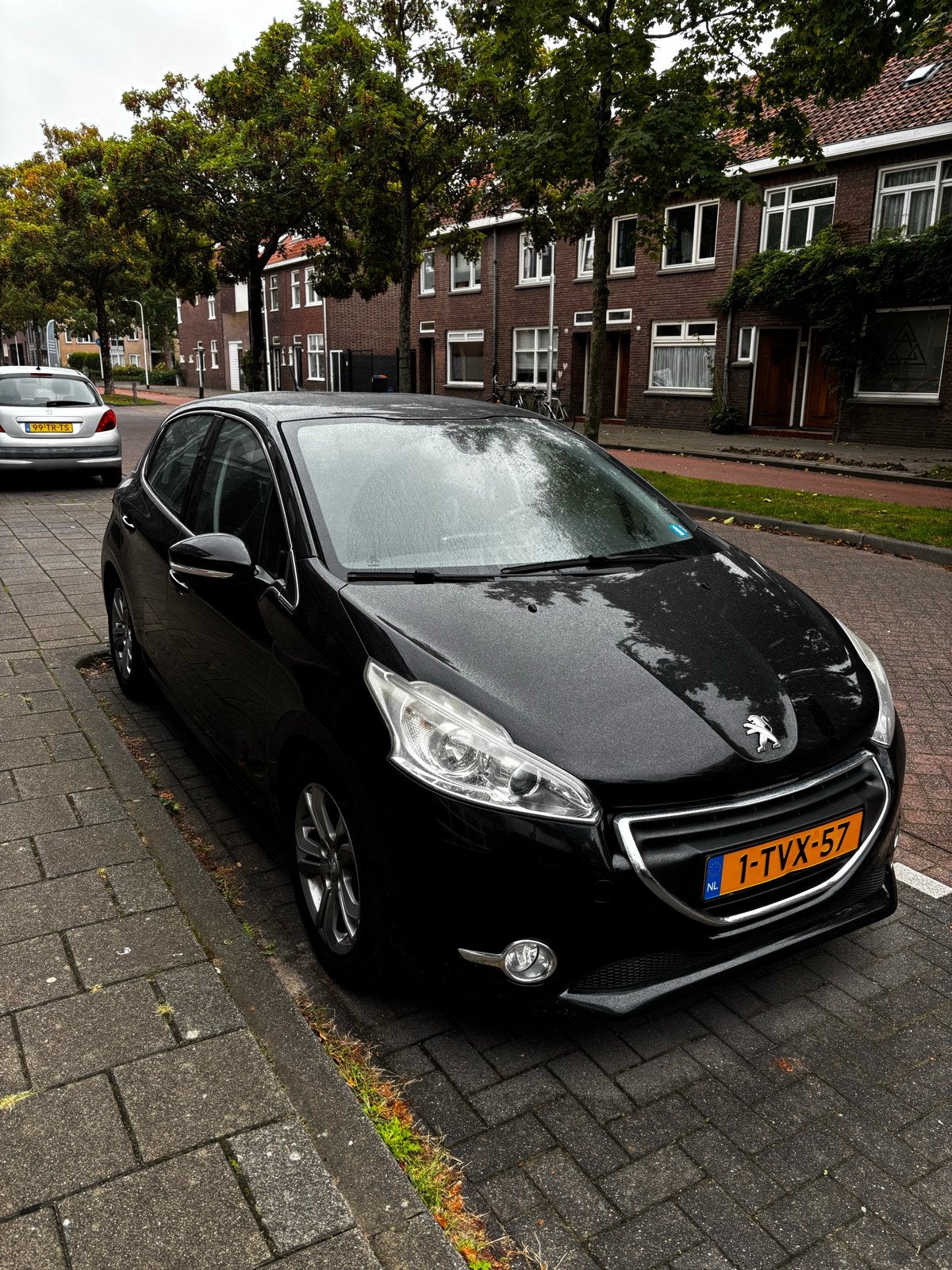 Peugeot 208 1.6 VTi 120PK AUT 5D 2014 Zwart, Auto's, Stof, Zwart, Origineel Nederlands, Particulier