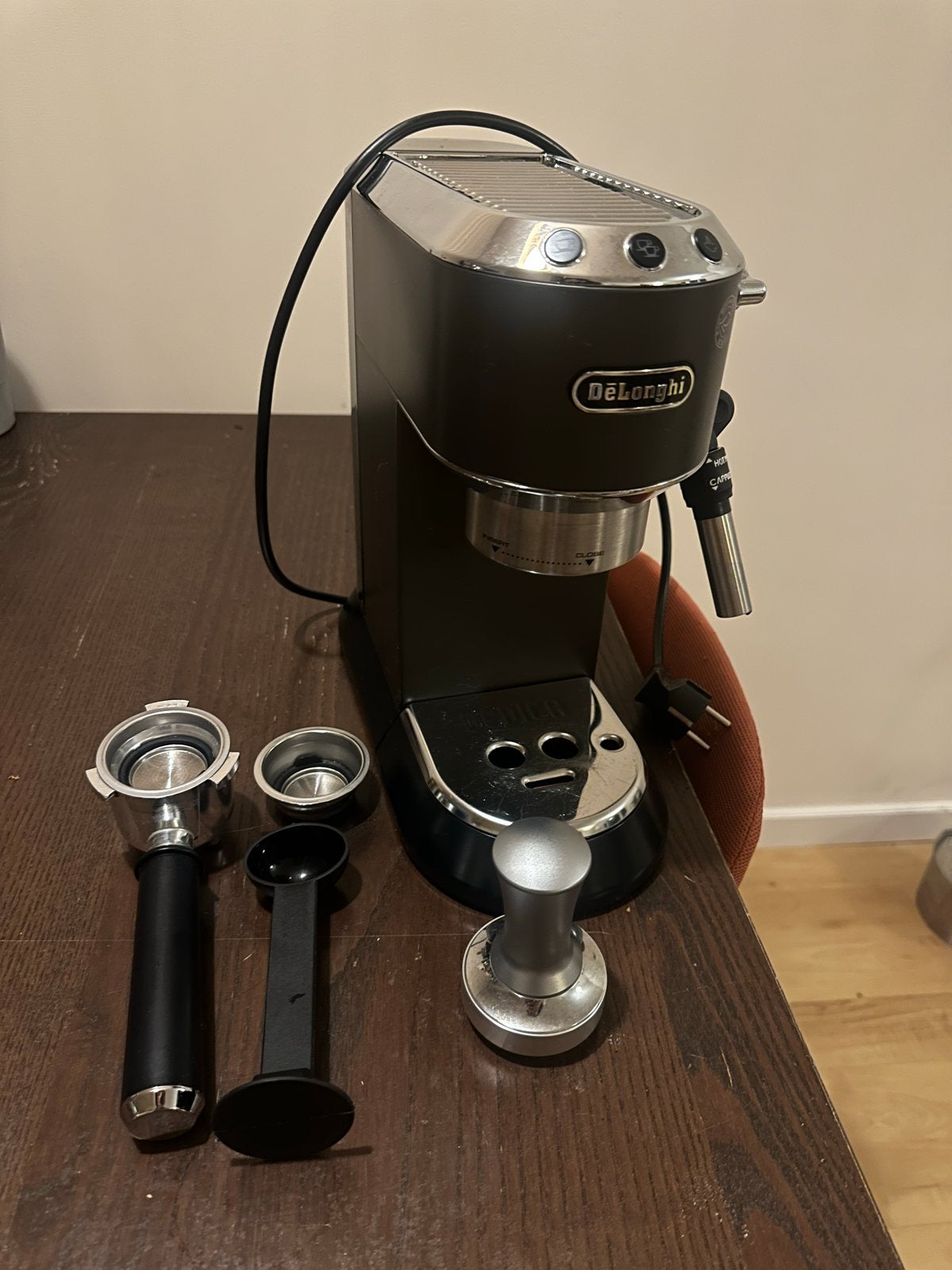 DeLonghi Dedica Style EC685.BK Espressoapparaat, Afneembaar waterreservoir, Espresso apparaat, Gemalen koffie, Ophalen of Verzenden