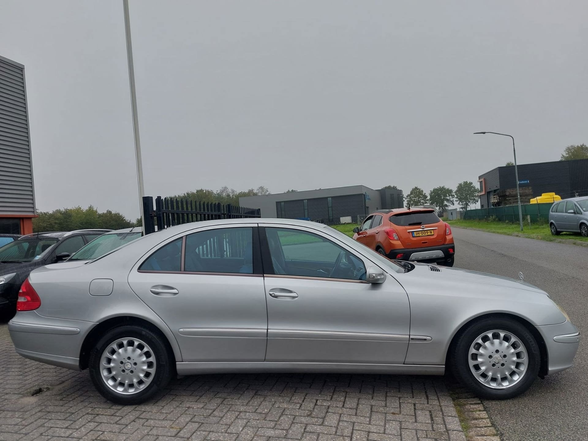 Mercedes-Benz E-klasse 240 Elegance 4 deurs + climate contro, Auto's, Automaat, Achterwielaandrijving, Gebruikt, 2597 cc