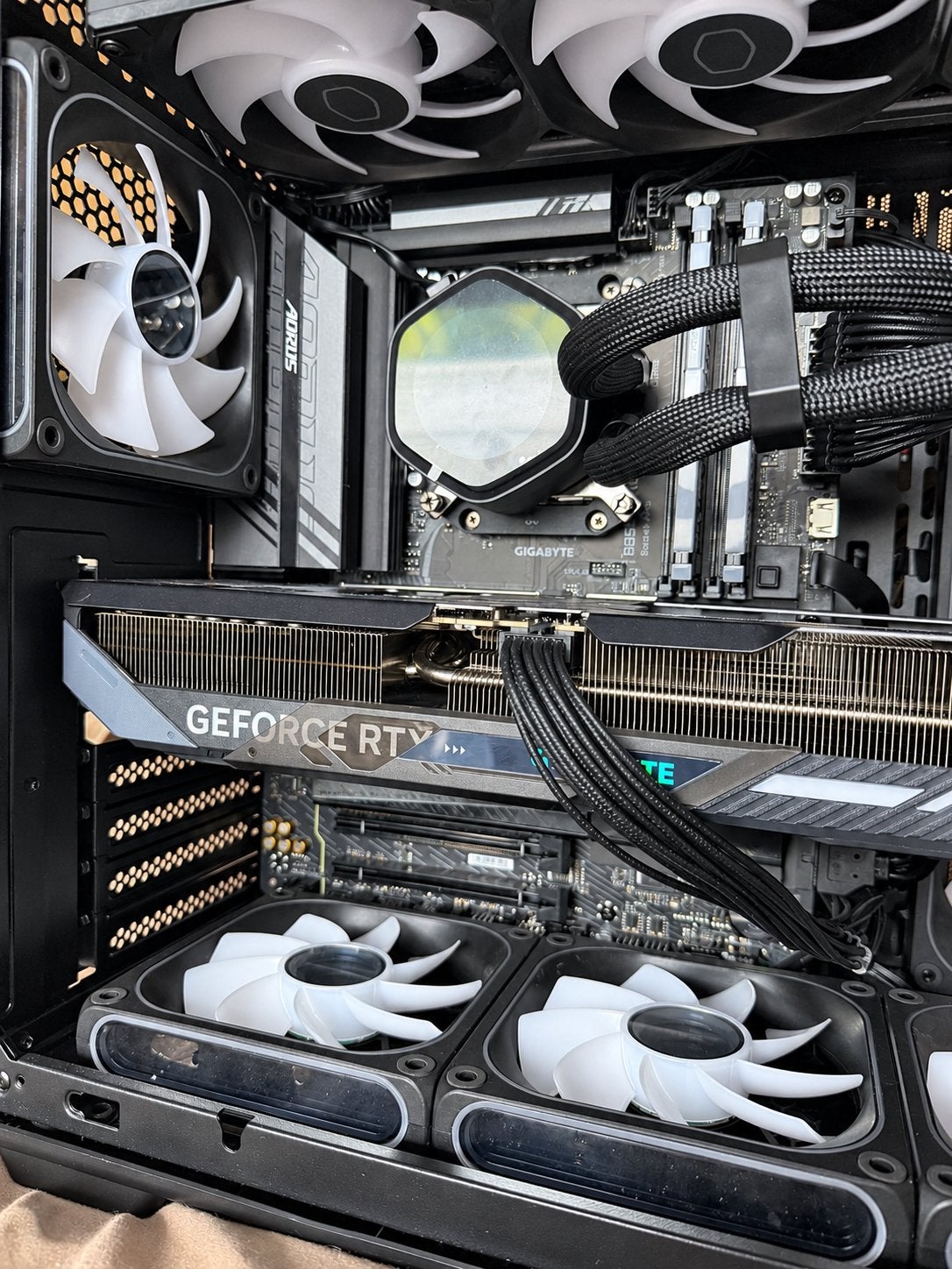 Foto 4 van Gaming-pc Ryzen 7 9800X3D | RTX 5070 | als nieuw