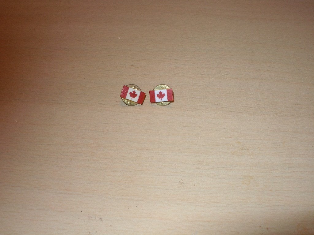 Twee metalen pinspeldjes Canadese vlag, Ophalen of Verzenden, Landmacht, Overige gebieden, Embleem of Badge