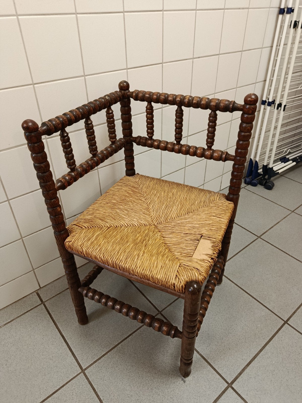 Gratis: Vintage hoekstoel met rieten zitting (beschadigd), Ophalen