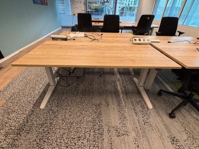 Steelcase elektrisch zit-sta bureau –160x80cm–€ 275/stuk,2st, Zit-sta bureau, 160 cm, Gebruikt, Ophalen of Verzenden