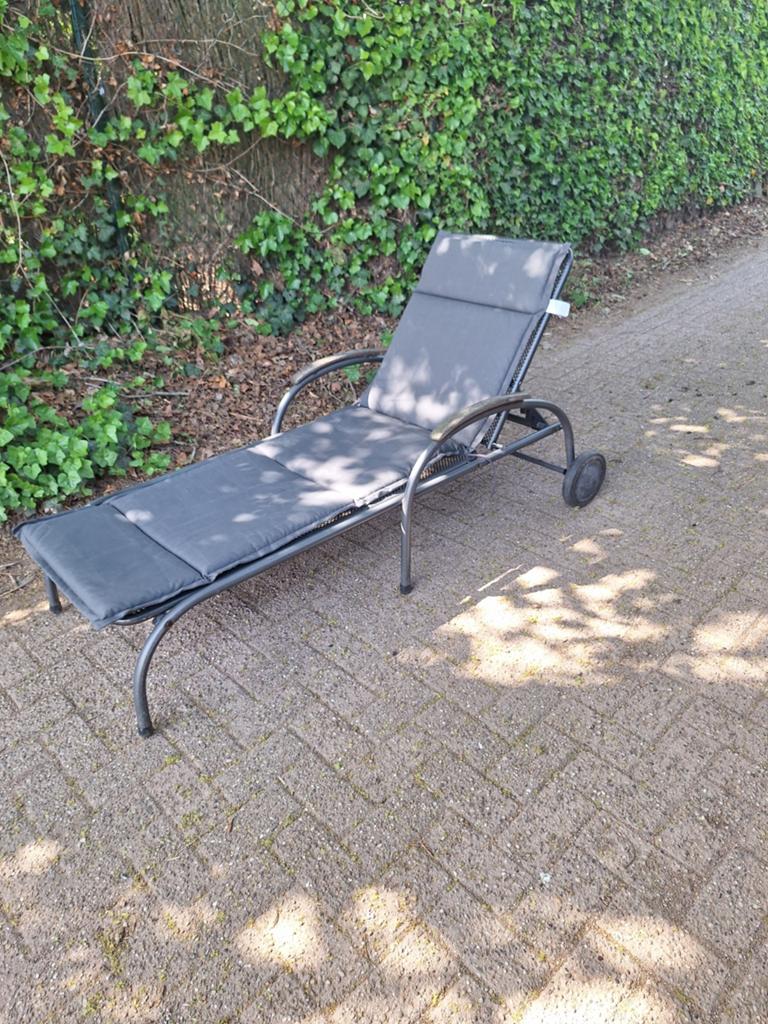 Verstelbaar ligbed met wielen en kussen - Zo goed als nieuw, Tuin en Terras, Ligbedden, Ophalen, Zo goed als nieuw, Metaal, Verstelbaar
