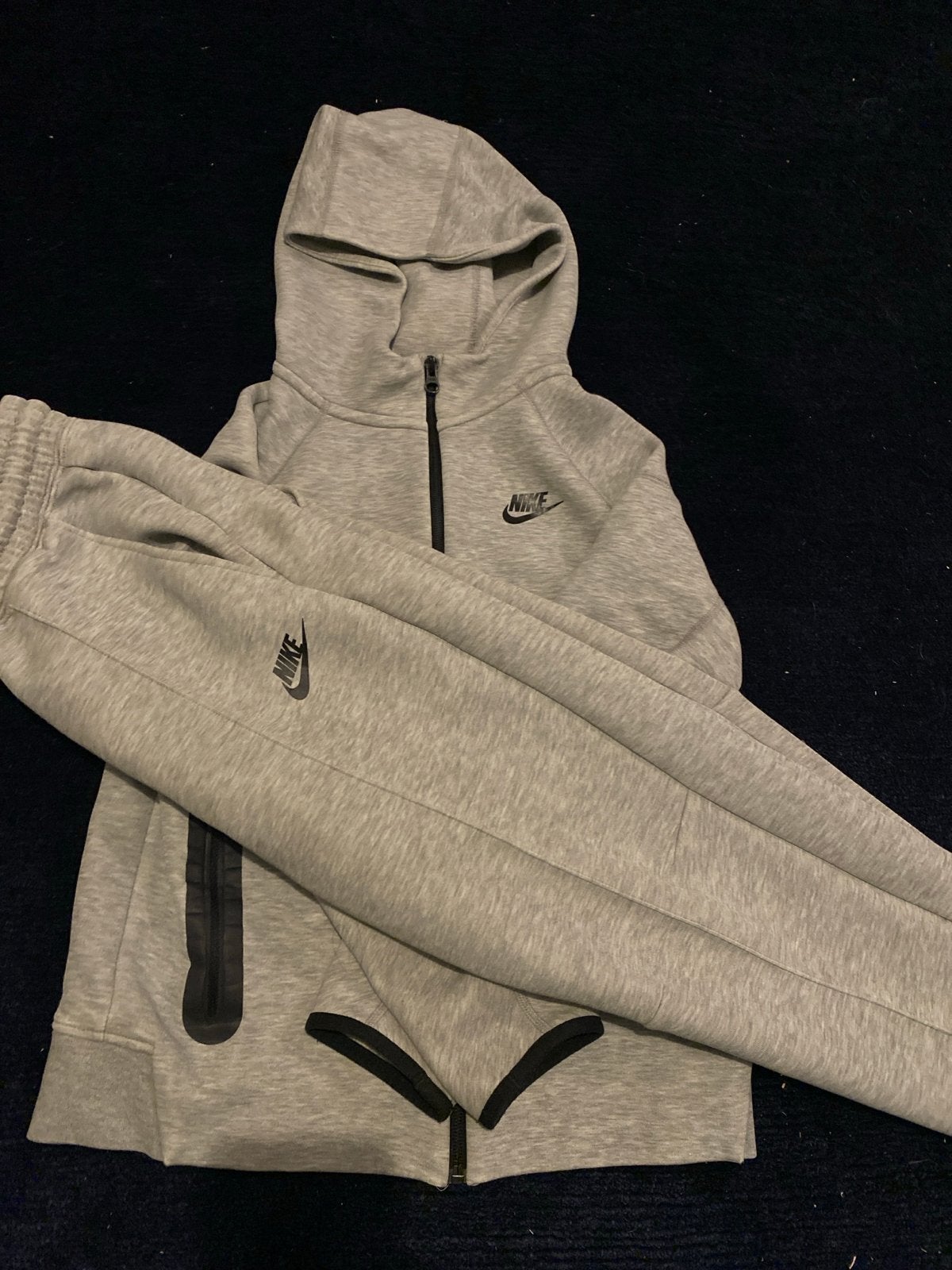 Nike Tech Fleece Trainingspak Grijs - Maat 147-158 cm, Kinderen en Baby's, Ophalen of Verzenden, Zo goed als nieuw, Jongen of Meisje