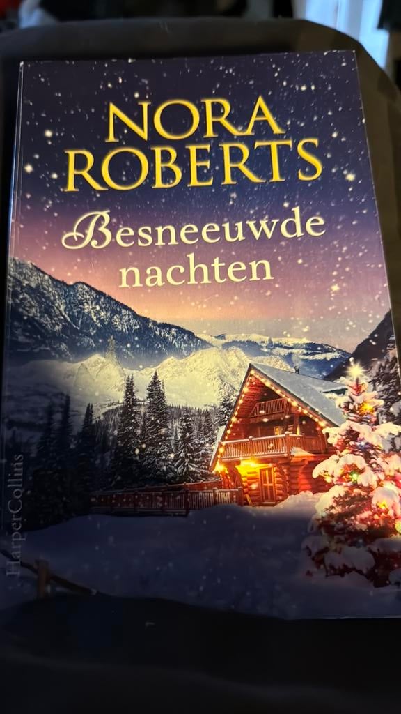 Nora Roberts - Besneeuwde nachten, Ophalen of Verzenden, Zo goed als nieuw, Nora Roberts