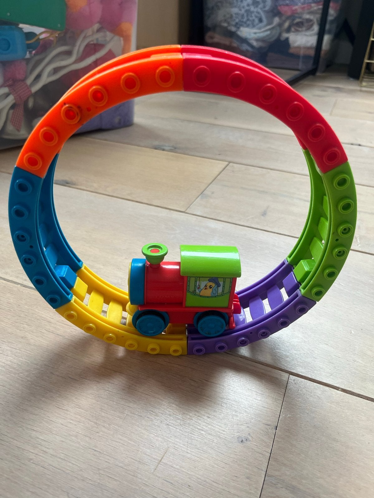 Tomy trein met flexibele rails - Kleurrijk speelplezier, Ophalen of Verzenden, Zo goed als nieuw
