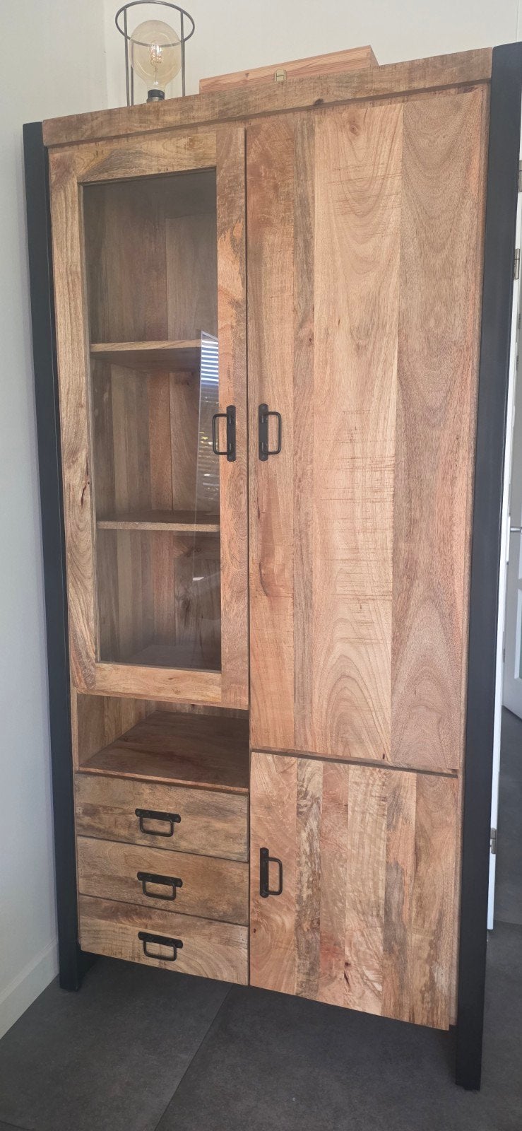Industriële kast mangohout met zwart metalen frame, Huis en Inrichting, Ophalen of Verzenden, Gebruikt