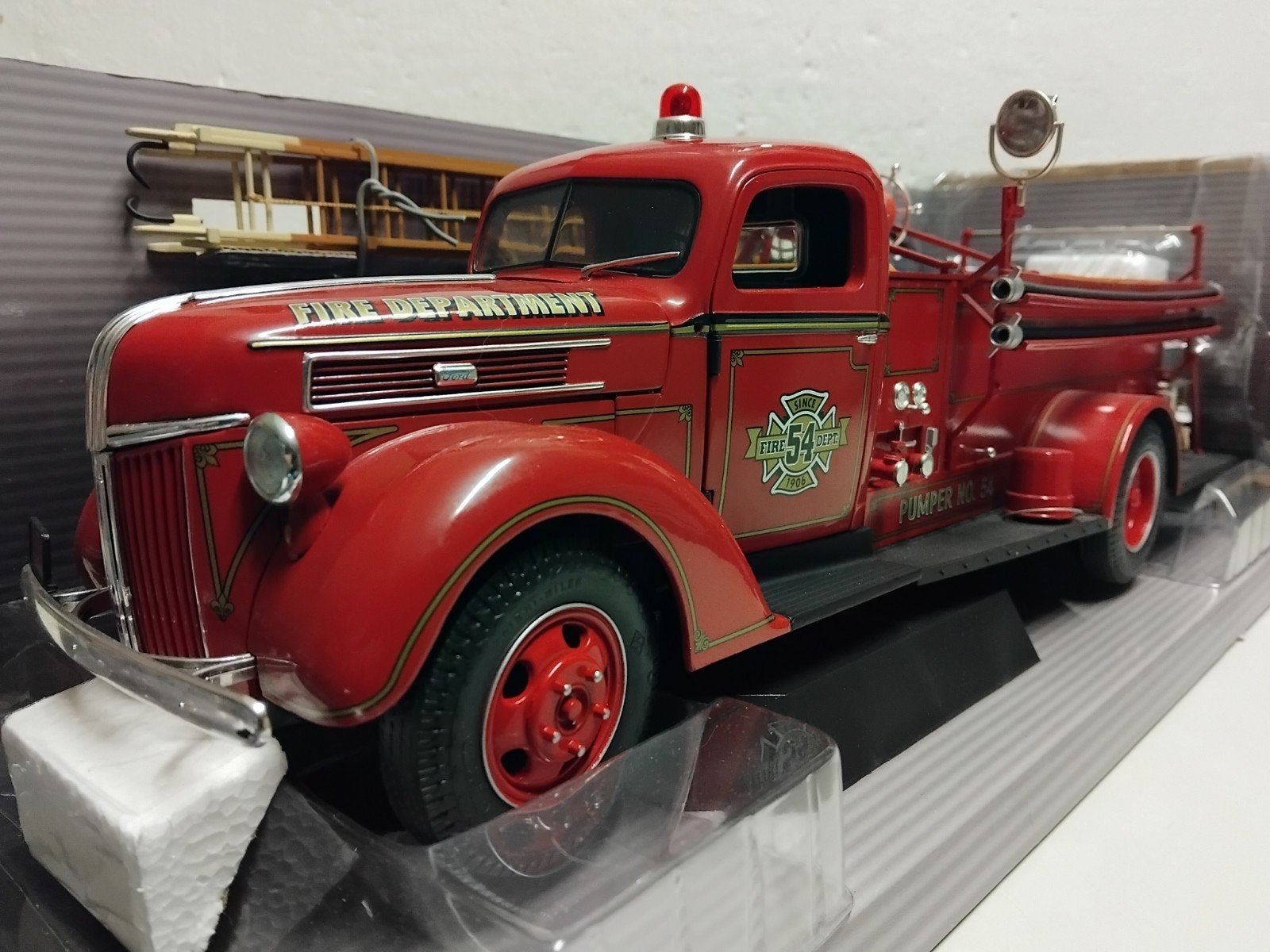 grote Ford 1941 Pumper Brandweer Highway 61 metal 1:16 KRD, Hobby en Vrije tijd, Ophalen, Zo goed als nieuw, 1:9 t/m 1:12, Bus of Vrachtwagen