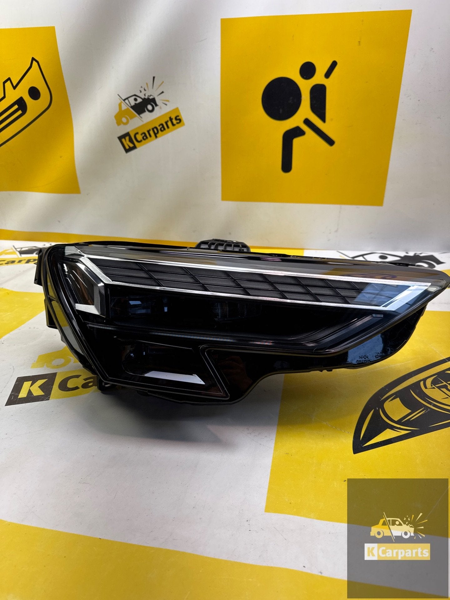 Audi A3 8Y Facelift Matrix RS3 koplamp Rechts 8Y0941036M, Auto-onderdelen, Verlichting, Gebruikt, AUDI AG, Auto-Union-Strasse 1
85045  Ingolstadt, DE