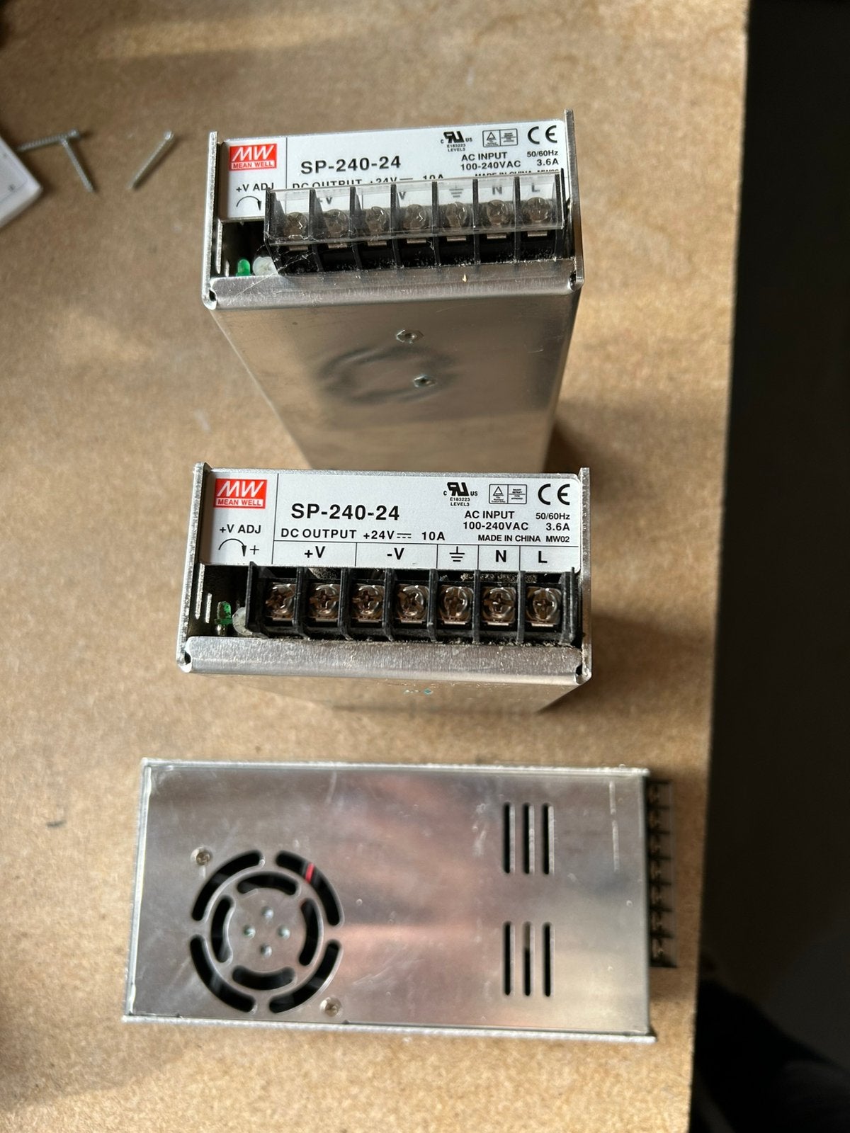 Voeding 3 stuks MW SP-240-24 volt in prima staat, Hobby en Vrije tijd, Elektronica-componenten, Ophalen of Verzenden, Zo goed als nieuw