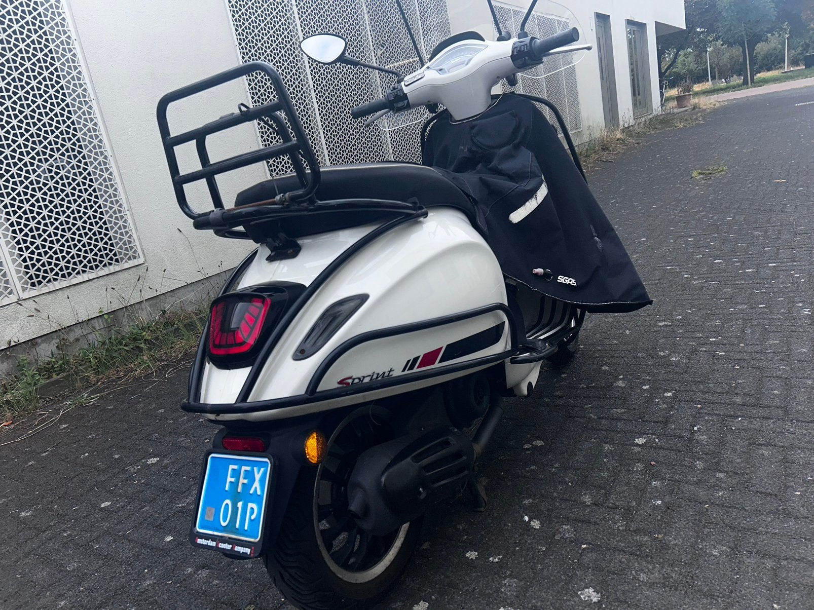 Vespa 2021 Sprint blauw kenteken - Wit met accessoires, Fietsen en Brommers, Gebruikt, Maximaal 25 km/u, 49 cc, Ophalen of Verzenden