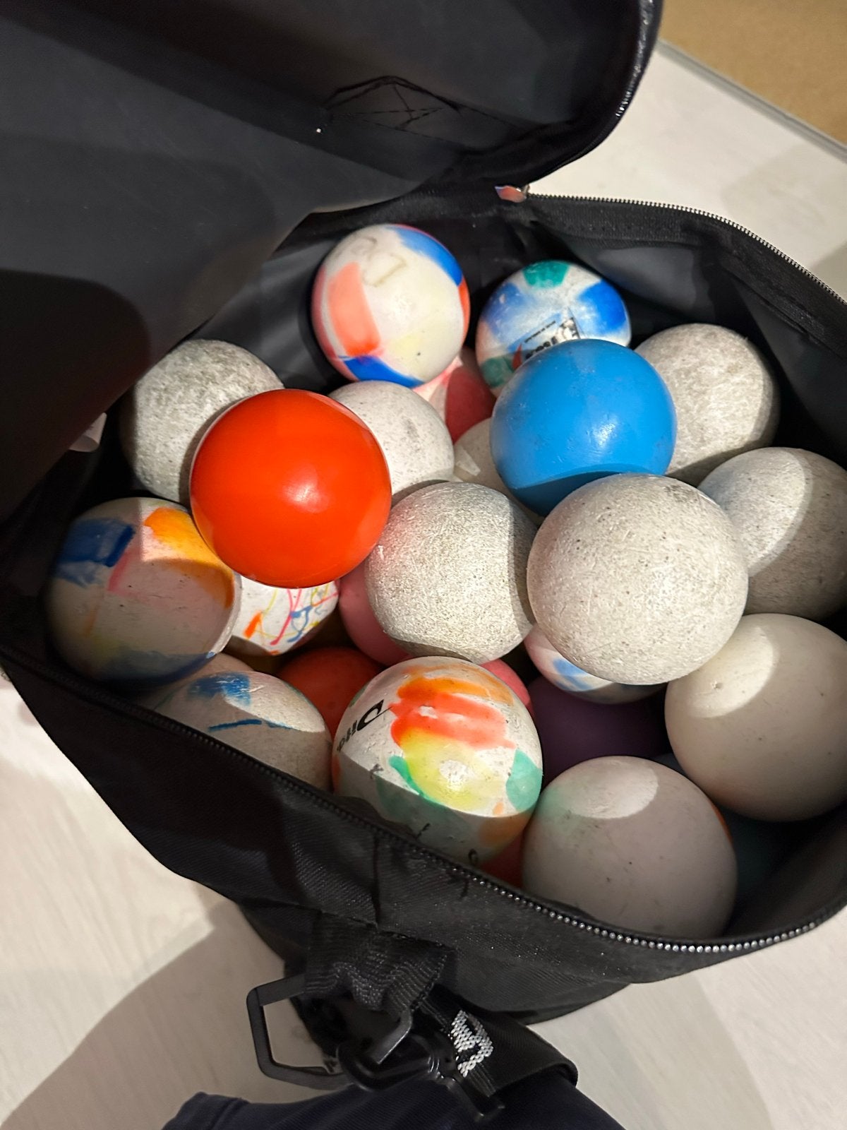 Tas vol hockeyballen (veld en zaal) - ruim 50 stuks, Ophalen, Gebruikt, Bal