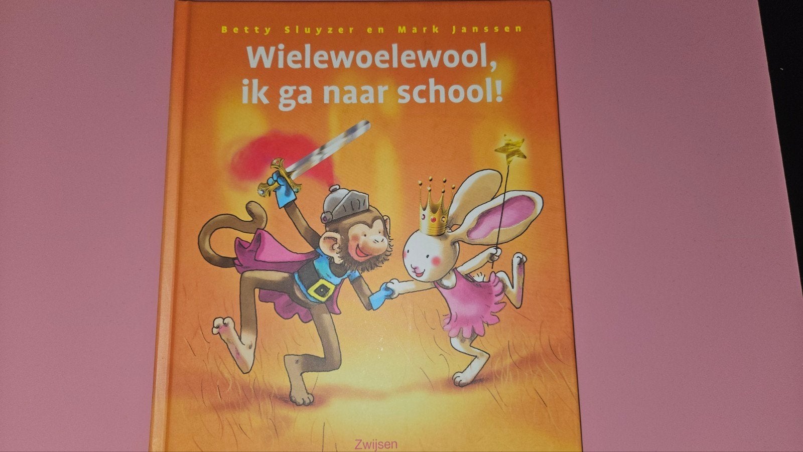 Wielewoelewool, ik ga naar school! - Betty Sluyzer, Boeken, Ophalen of Verzenden, Zo goed als nieuw, Betty Sluyzer en Mark Janssen