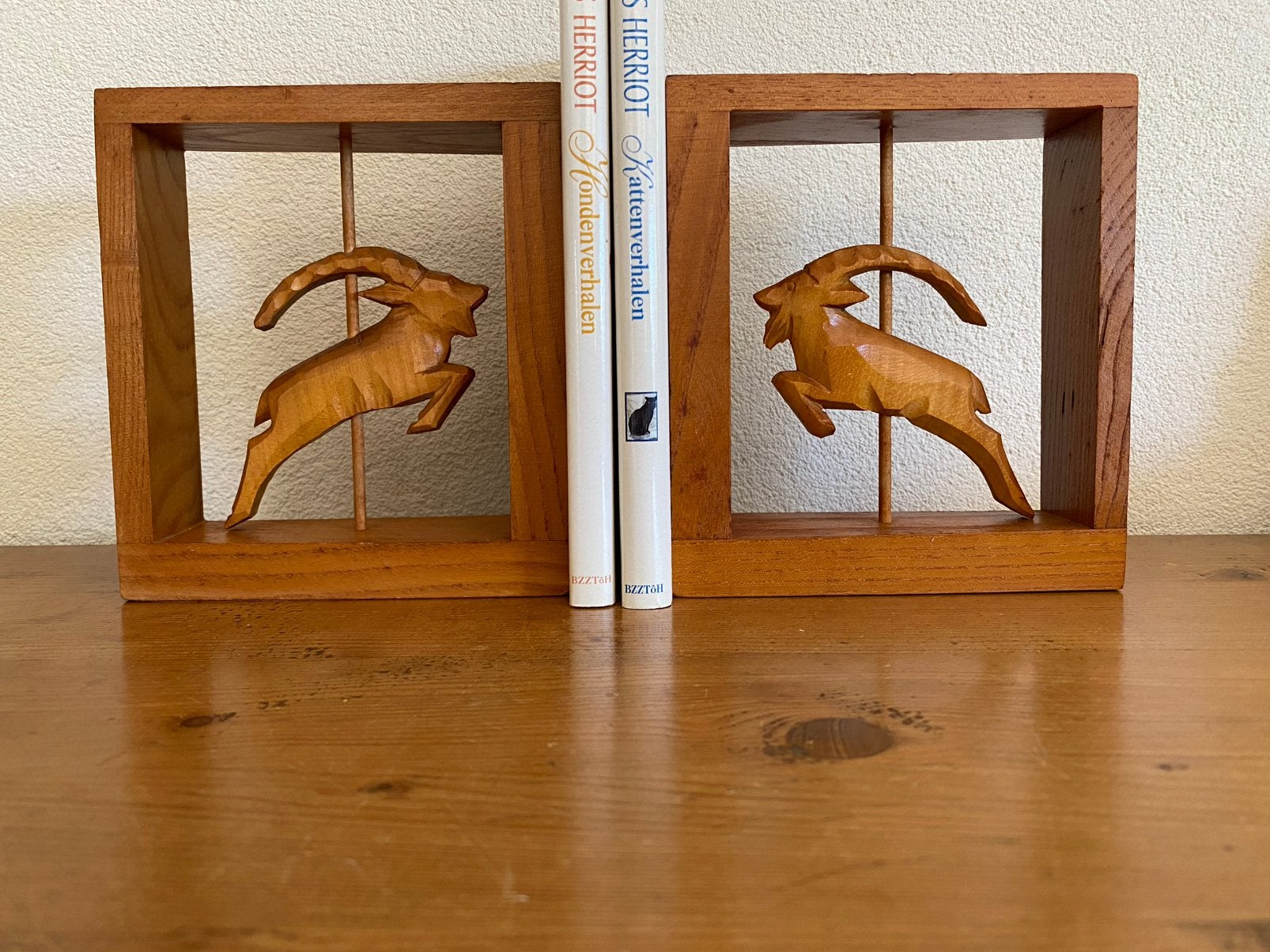 Houten handgemaakte boekensteunen met springbokken, Huis en Inrichting, Woonaccessoires | Overige, Ophalen of Verzenden, Gebruikt
