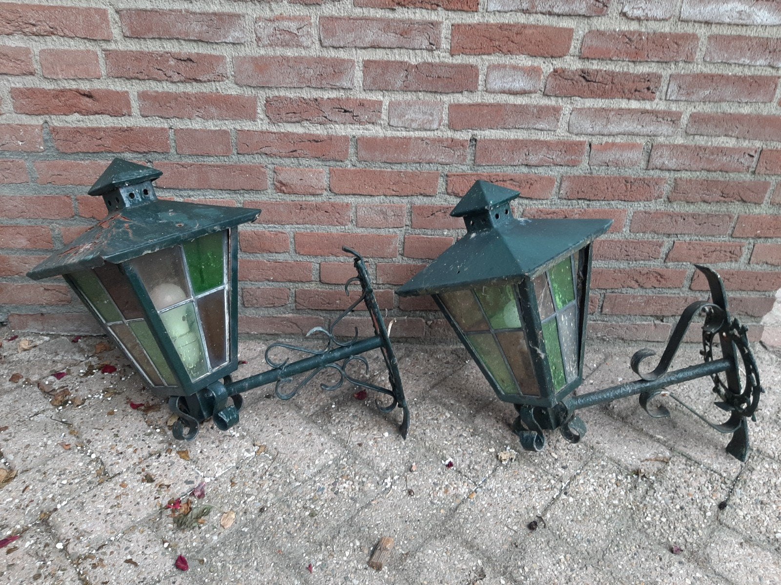 2x buitenlamp met glas in lood (opknappers), Tuin en Terras, Ophalen, Gebruikt, Wandlamp, Netvoeding