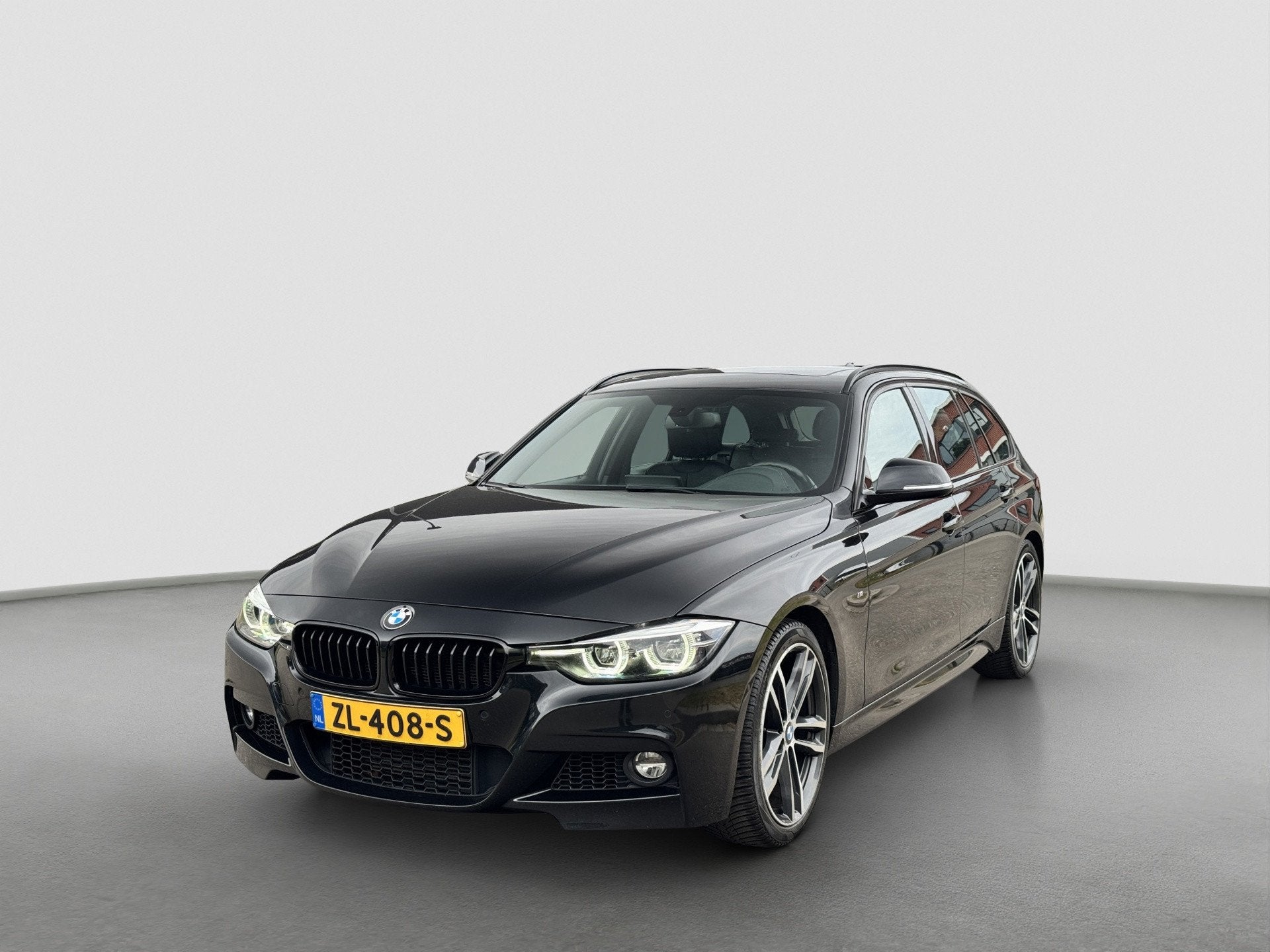 BMW 3-serie Touring 318i M Sport | Pano | LED | Leer | Camer, Auto's, BMW, Automaat, Gebruikt, 1465 kg, Zwart