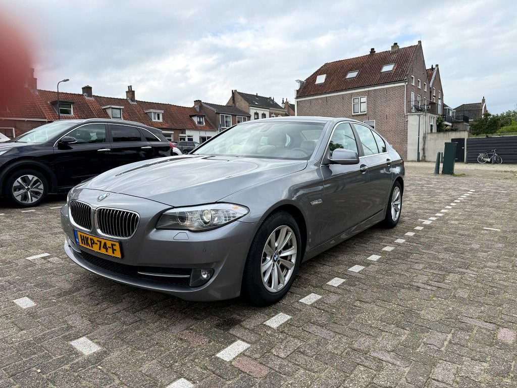 BMW 5-Serie 523i 204pk Aut. 2011 Grijs, Auto's, Dealer onderhouden, Achterwielaandrijving, Beige, 2000 kg