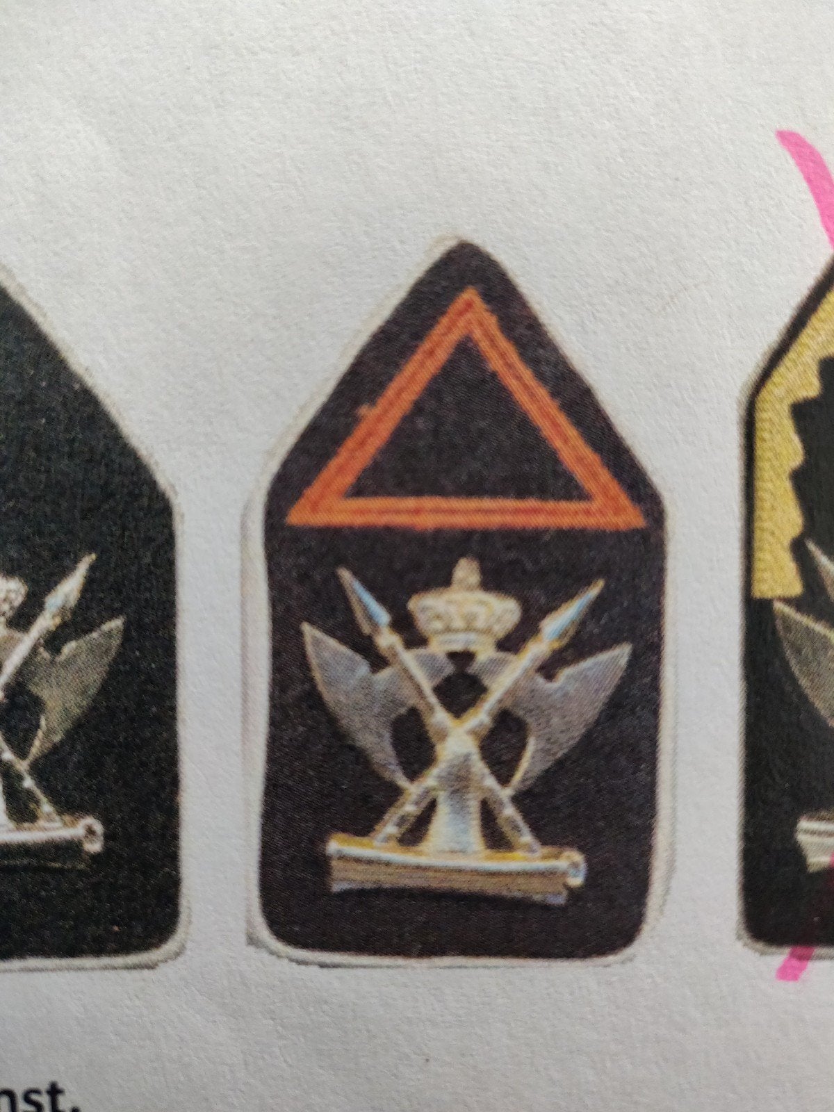 Gezocht set juridische dienst oranje driehoek, Verzamelen, Verzenden, Landmacht, Nederland, Embleem of Badge