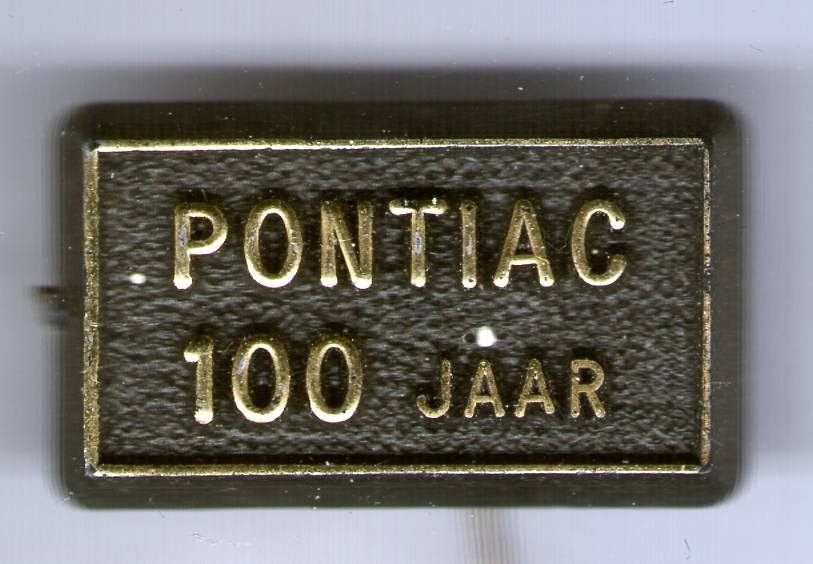 PONTIAC 100 jaar goud op zwart plastic auto speldje( C_157), Verzamelen, Speldjes, Pins en Buttons, Ophalen of Verzenden, Zo goed als nieuw