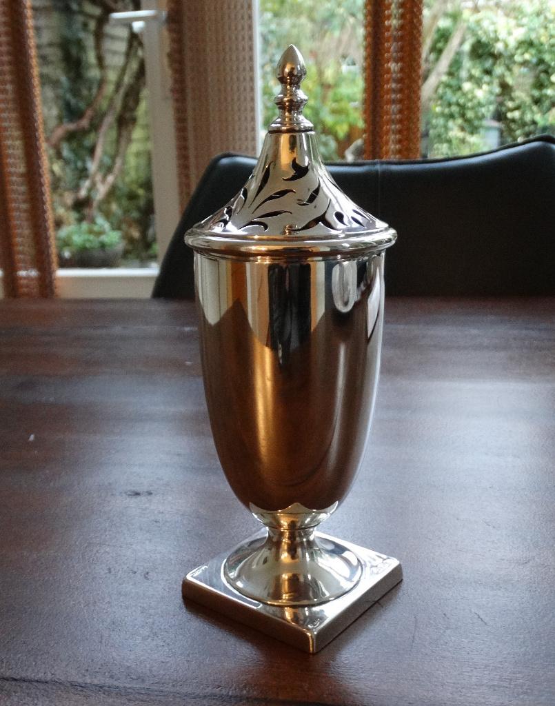 Grote 1e geh zilveren strooier gladde body vierkante voet, Verzenden, Zilver