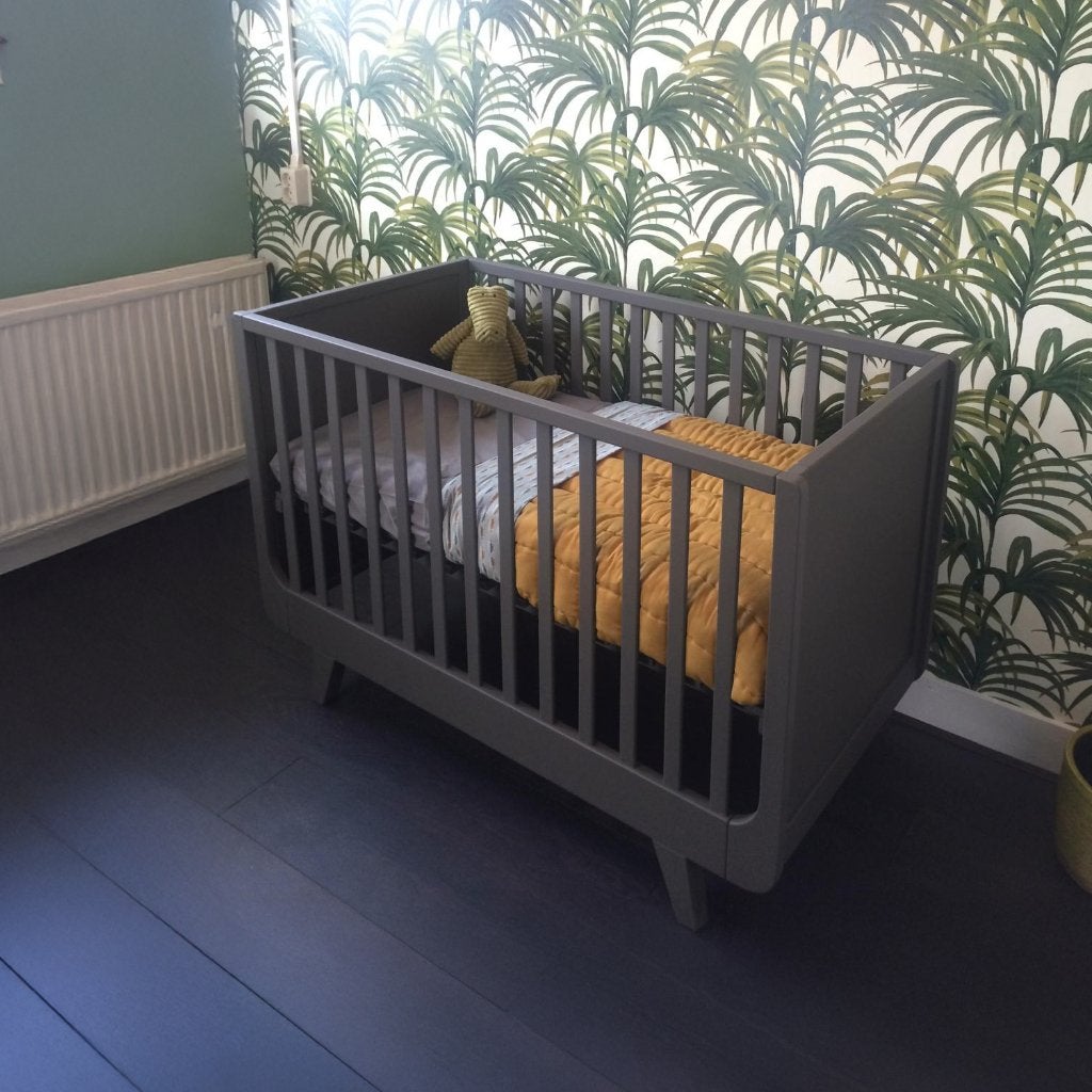 Design ledikant / peuterbed – Laurette Joli Môme Muisgrijs, Ophalen, Zo goed als nieuw, Minder dan 140 cm, Matras