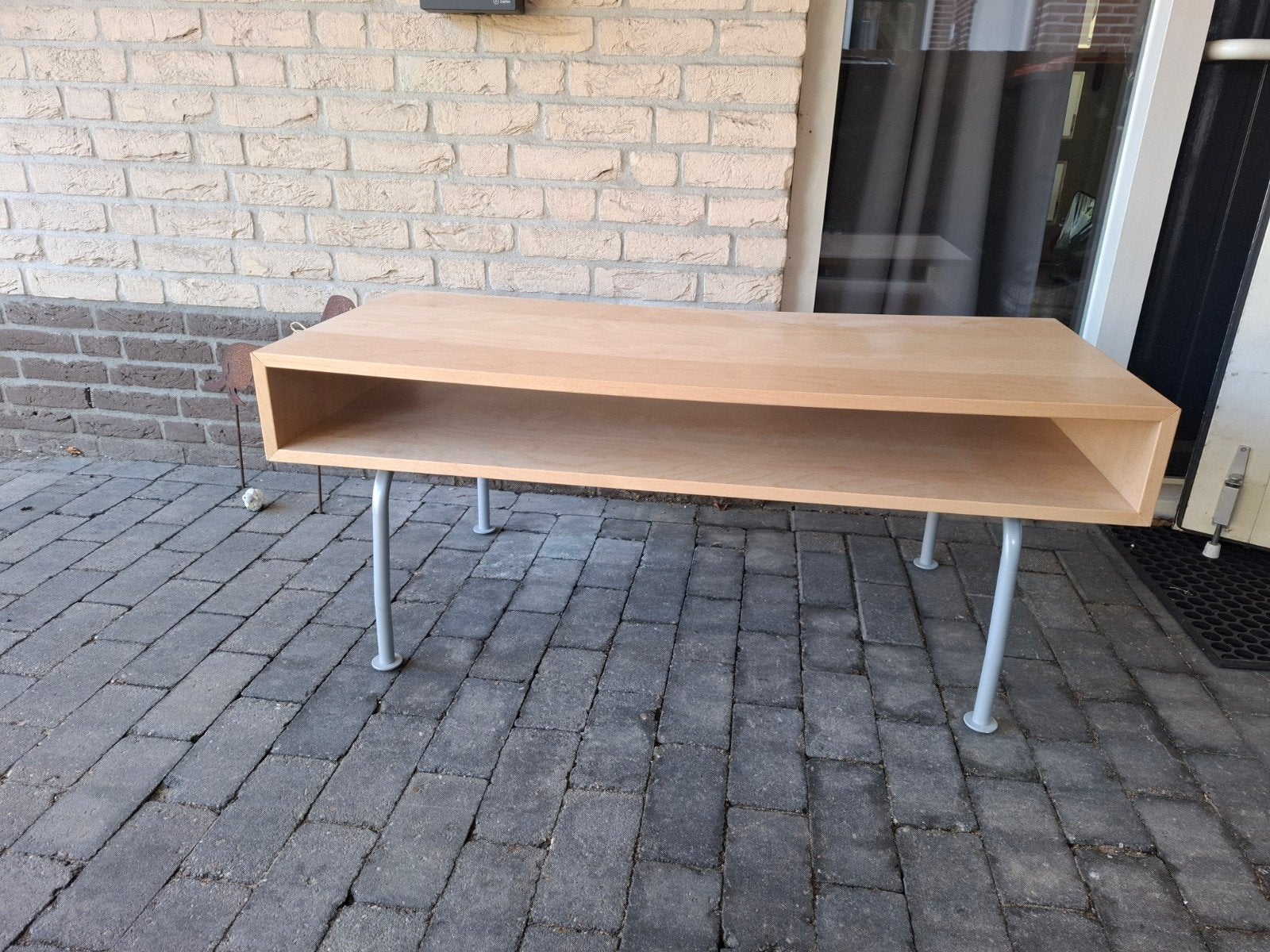 IKEA TV meubel met open vak en metalen poten, Ophalen