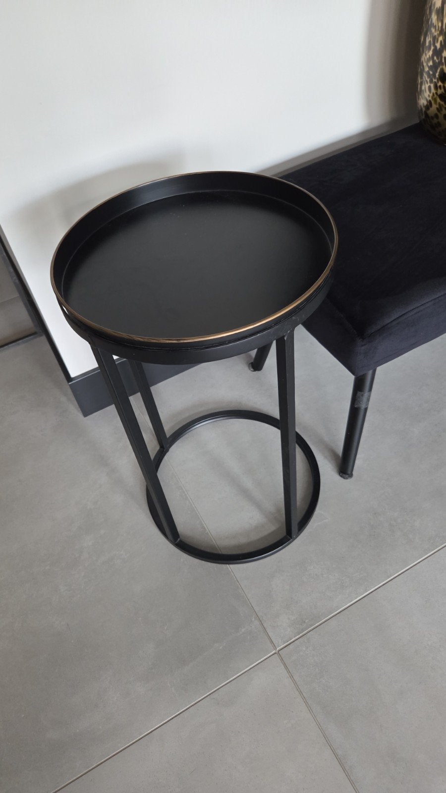 Stijlvol zwart bijzettafeltje met gouden accent, Huis en Inrichting, Modern, Chique, Industrieel, Minder dan 55 cm, Metaal of Aluminium