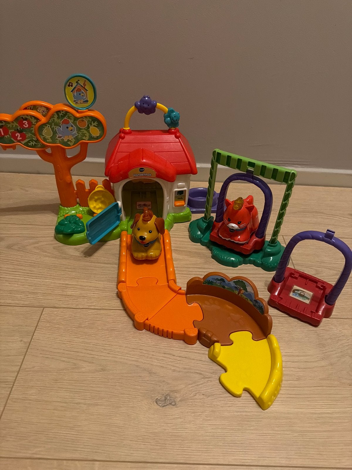 Vtech hondenhok met schommel, hondje, poes en wegdelen, Ophalen of Verzenden, Gebruikt, Overige typen, Met geluid