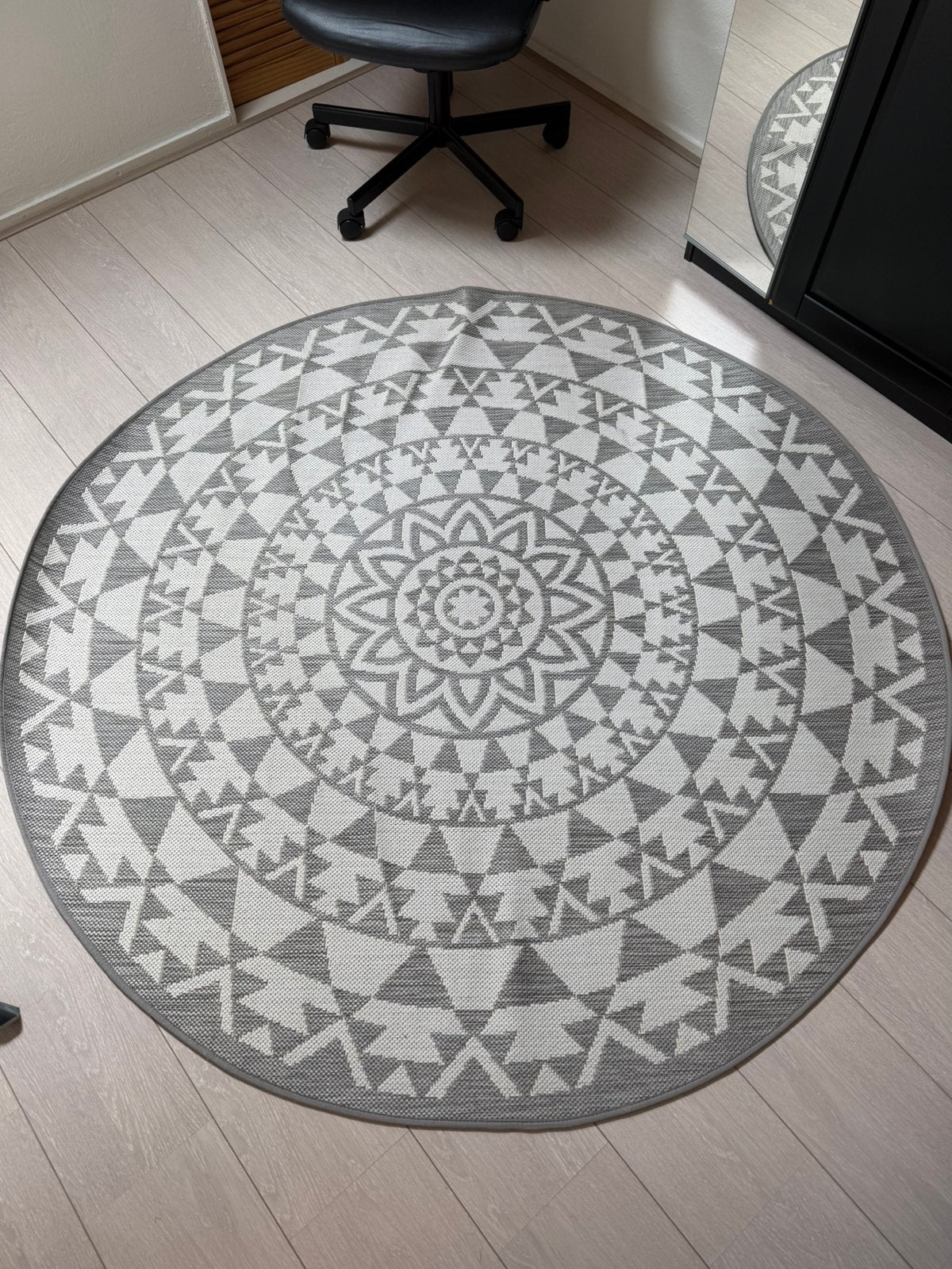 Rond vloerkleed grijs/wit, Ophalen, 150 tot 200 cm, Rond, Zo goed als nieuw