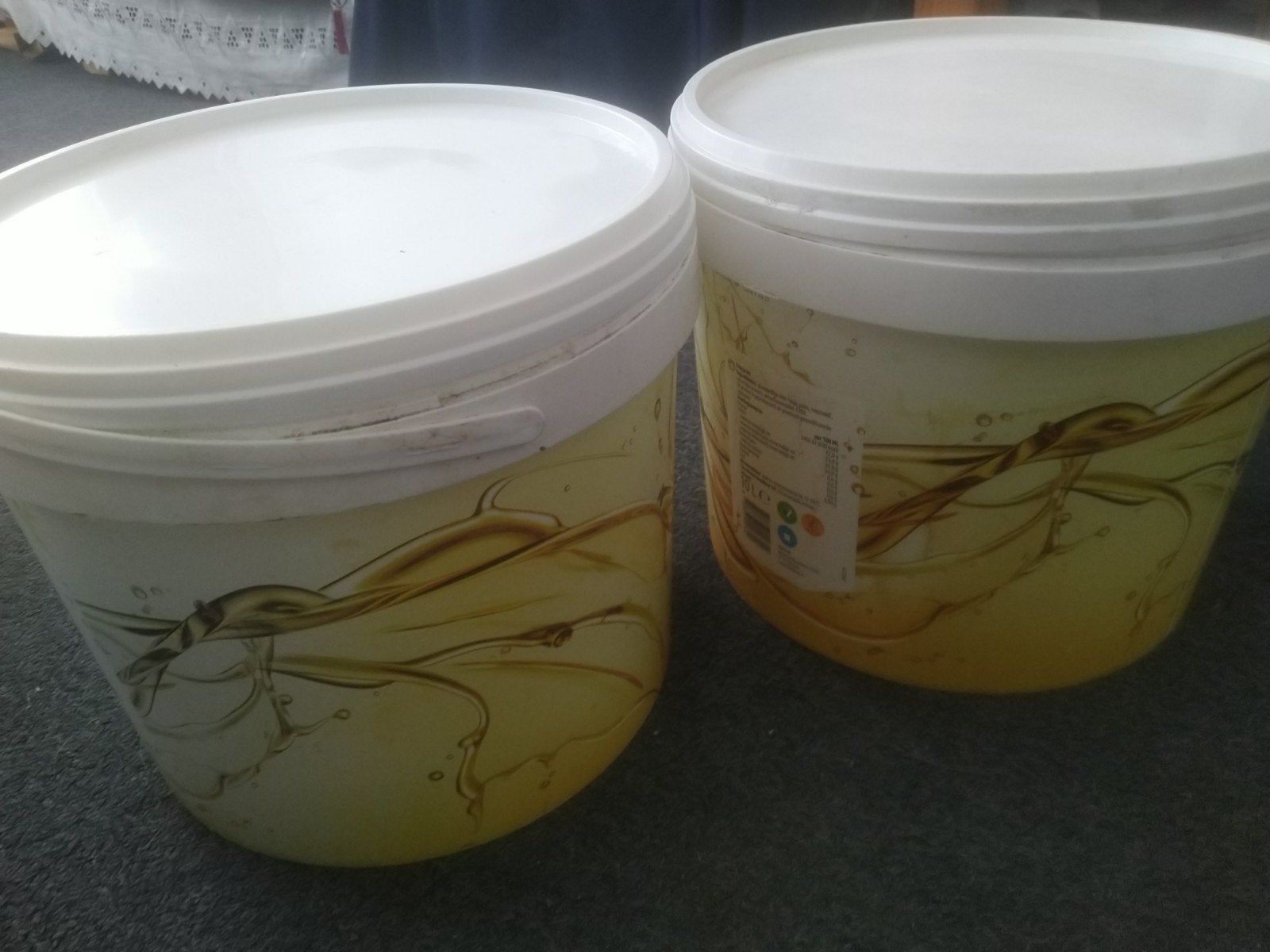 Twee  plastic emmers met deksel, Ophalen, Gebruikt, Kunststof, Met deksel