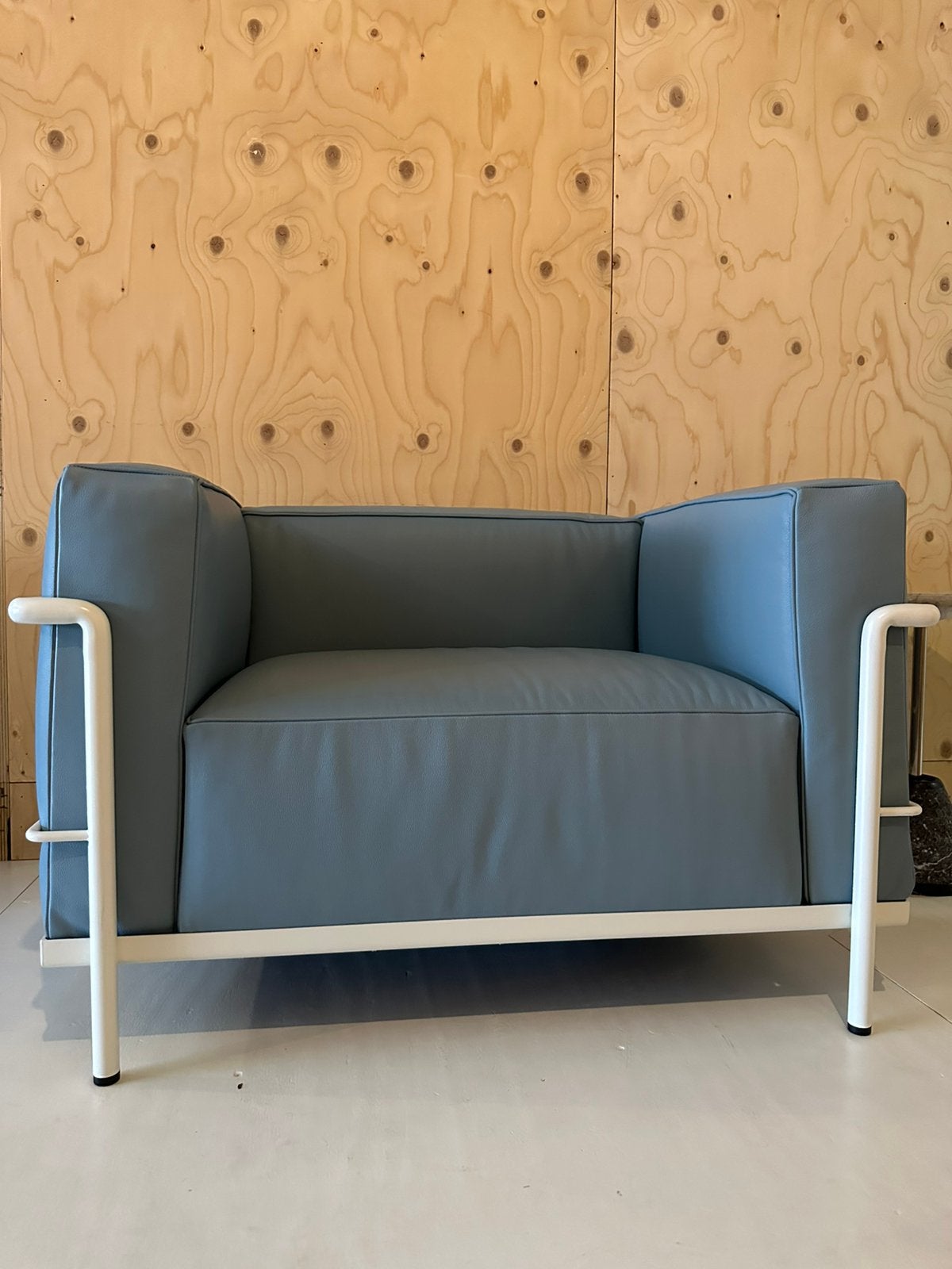 2x Cassina LC3 fauteuil – Le Corbusier –ivoor blauw combi, Huis en Inrichting, P, P, P, 75 tot 100 cm