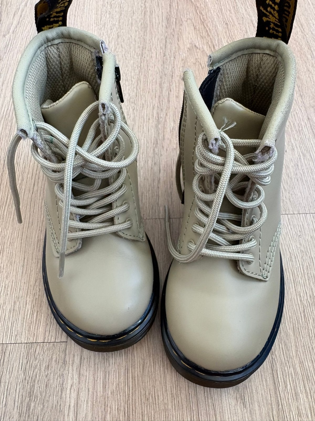 Dr. Martens kinderlaarsjes maat 22 –taupe– zo goed als nieuw, Kinderen en Baby's, Kinderkleding | Schoenen en Sokken, Ophalen of Verzenden