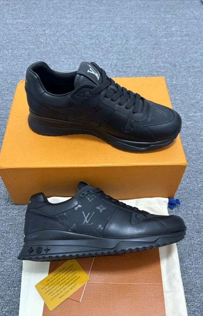 Nieuwe Louis Vuitton sneakers maat 43, Ophalen of Verzenden, Nieuw, Zwart