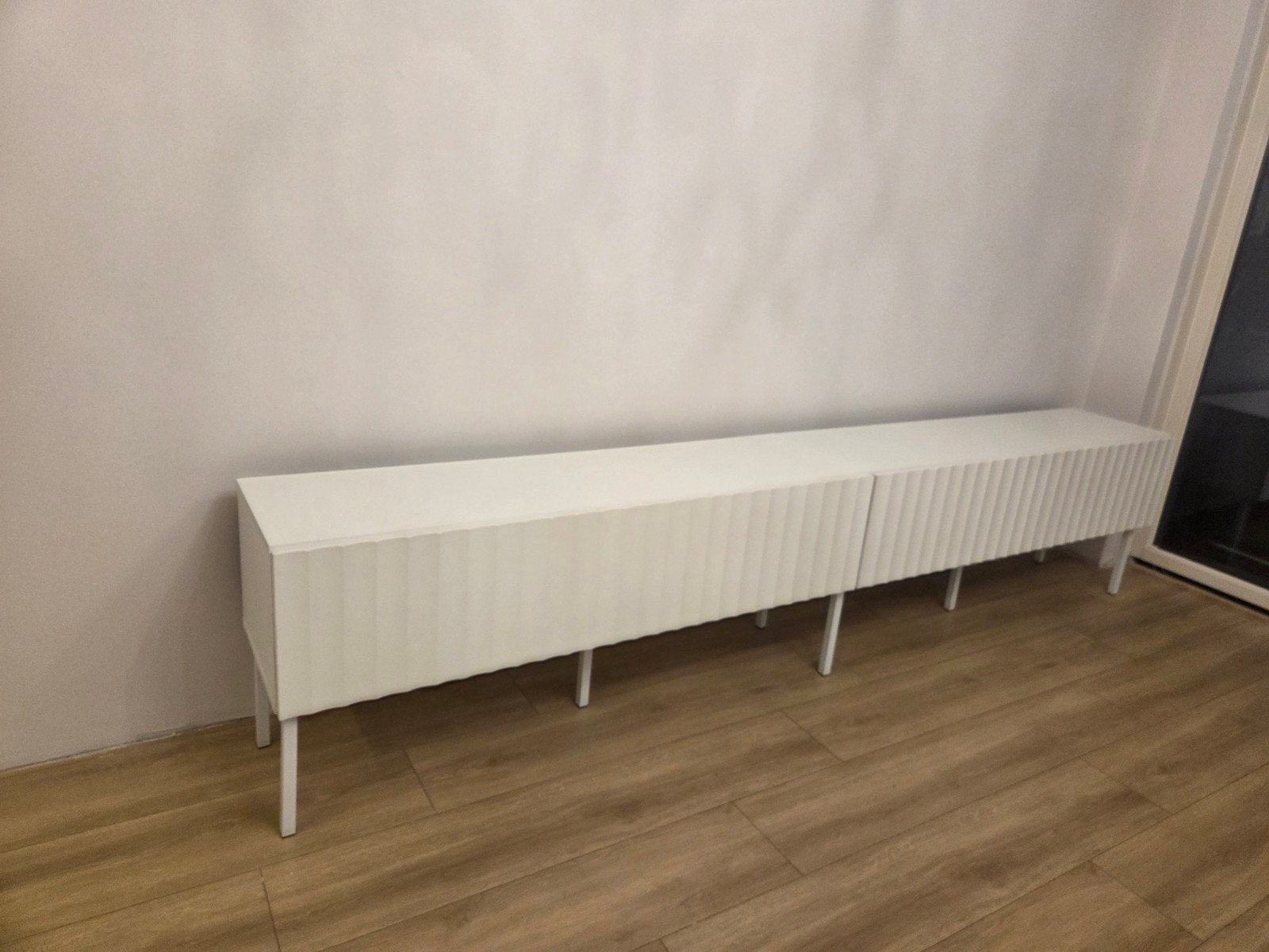 Strak wit dressoir/tv-meubel met geribbeld design, Overige materialen, Modern, minimalistisch, eigentijds, Ophalen of Verzenden