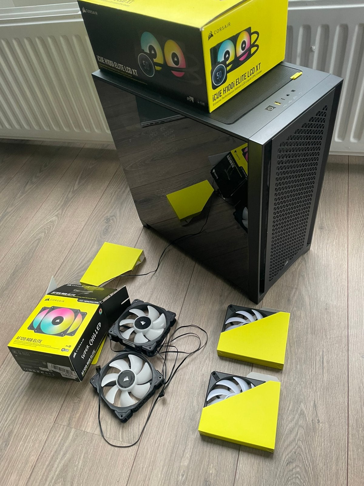 Corsair 4000D Airflow + Corsair ICUE H100i LCD XT + RGB fans, Computers en Software, Computerbehuizingen, Ophalen of Verzenden