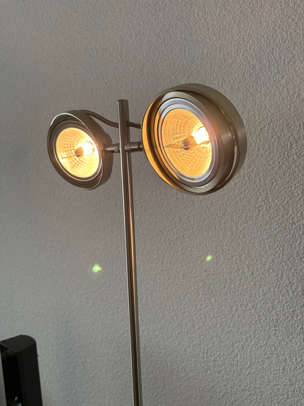 Moderne vloerlamp met twee spots, 173cm hoog, Huis en Inrichting, Lampen | Vloerlampen, Ophalen, Gebruikt, Metaal, 150 tot 200 cm