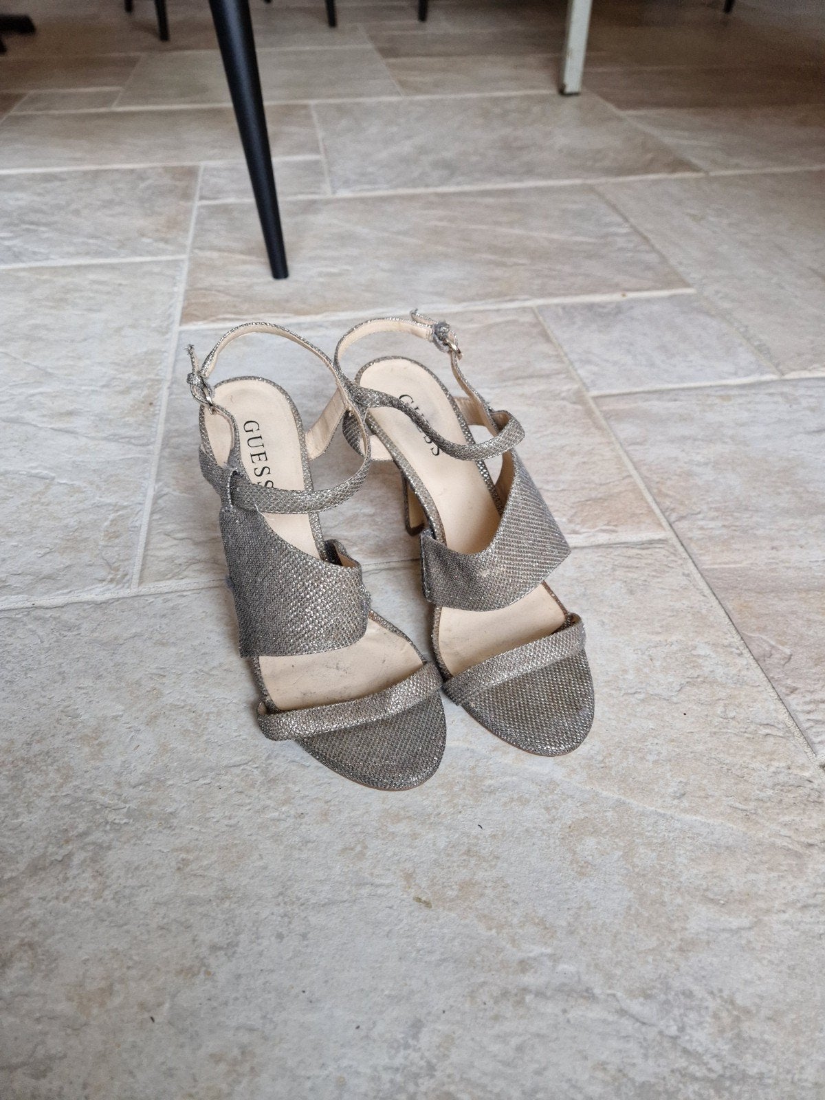 Te koop zilvergrijze dames schoenen met een klein beetje gli, Ophalen of Verzenden, Zo goed als nieuw, Schoenen met hoge hakken