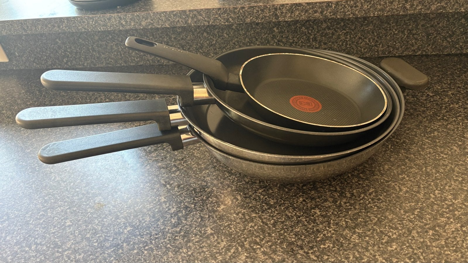 Pannenset: 3 IKEA pannen (groot) en 1 Tefal pan (klein), Huis en Inrichting, Ophalen, Overige materialen, Gebruikt, Antiaanbaklaag