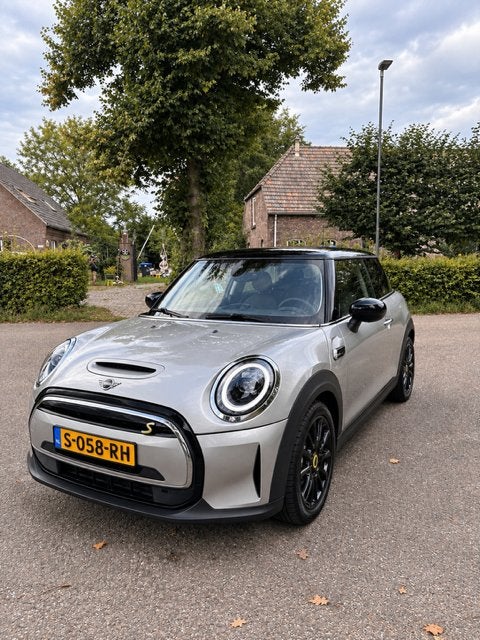 Mini 3-deurs (f56) Electric 184pk Aut 2023 Grijs, Auto's, 50 €/maand, 4 stoelen, Leder en Stof, Elektrisch