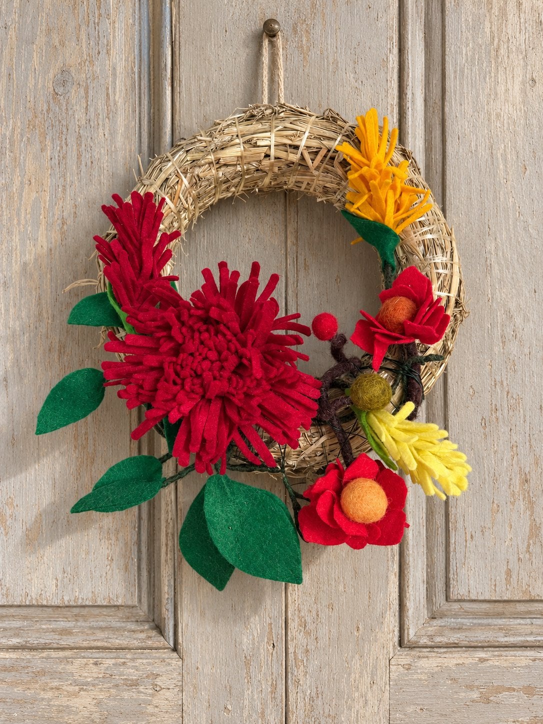 Decoratieve strokrans met vilten bloemen, Ophalen of Verzenden, Nieuw, Krans, Textiel